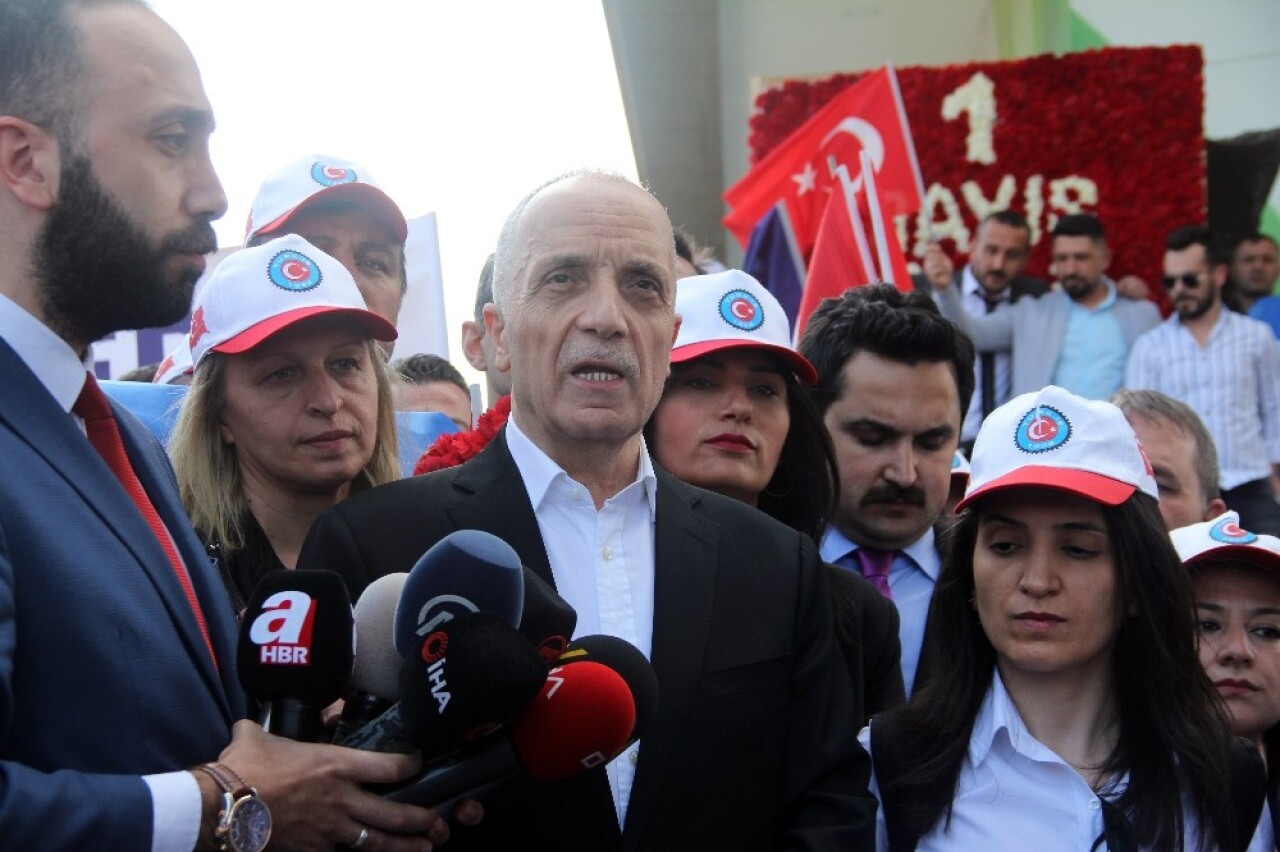 Türk-İş üyeleri Taksim Cumhuriyet Anıtı’na çelenk bıraktı