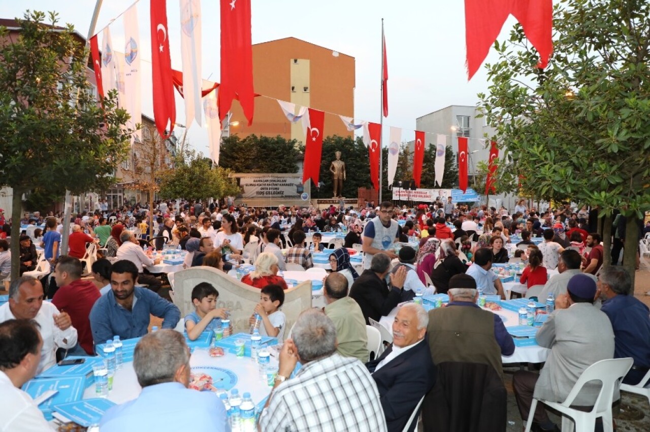 Türkoba Meydanı binlerce kişiyi iftarda buluşturdu