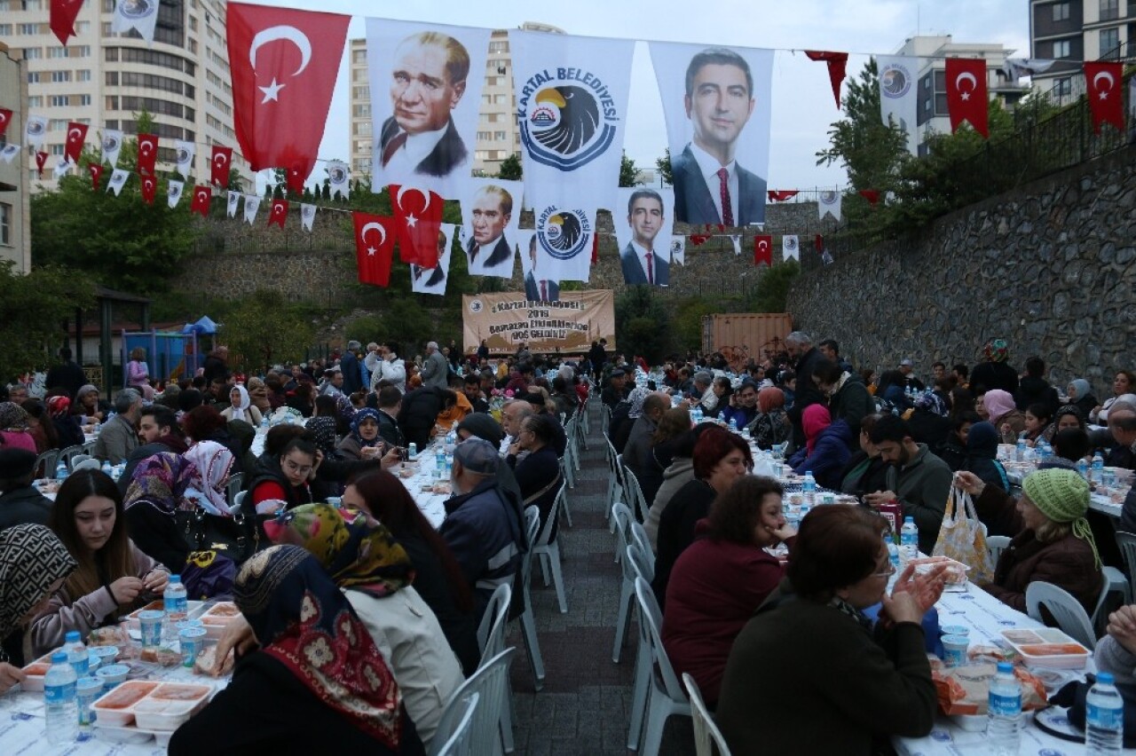 Uğur Mumcu’da  2 bin Kartallı birlikte iftar yaptı