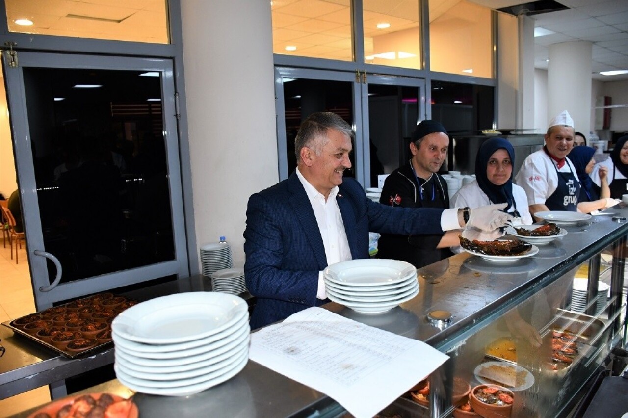 Vali üniversiteli gençlerle iftar yaptı