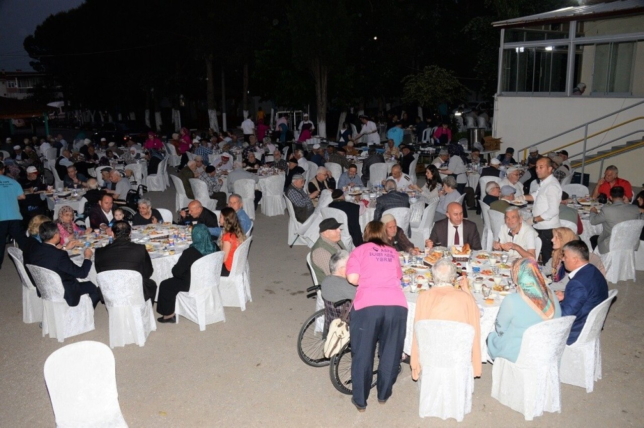 Vali Yazıcı, huzurevinde yaşlılara iftar verdi