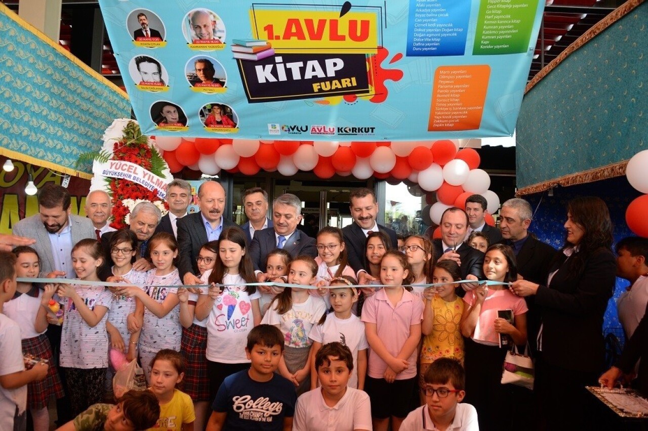 Vali Yazıcı, Kitap fuarını ziyaret etti