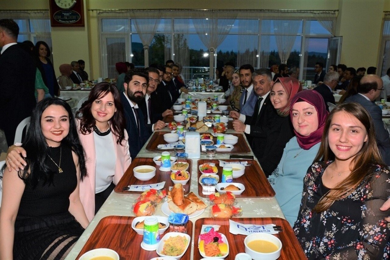 Vali Yazıcı, öğrencilerle iftar yaptı