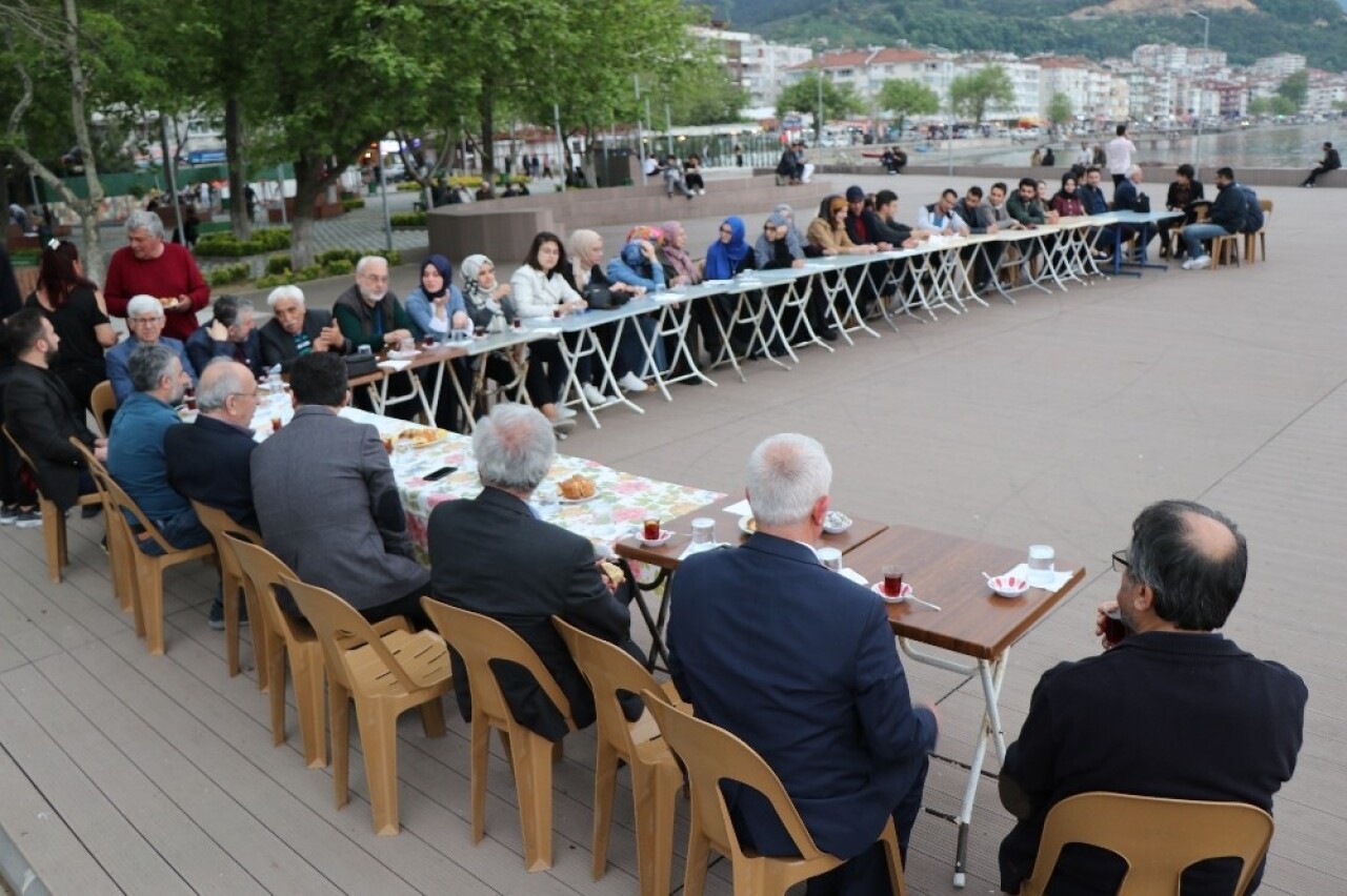 Yalova Valisi Erol genç yazarlarla bir araya geldi