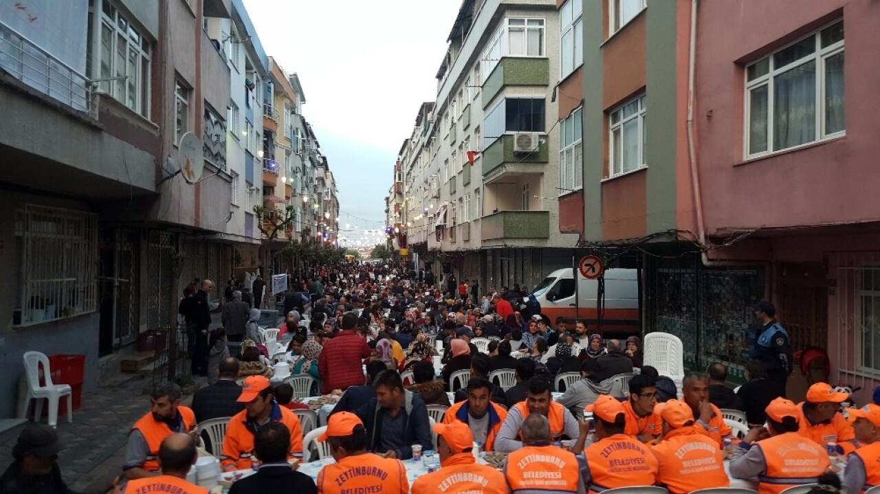 Zeytinburnu halkı sokak iftarında buluştu