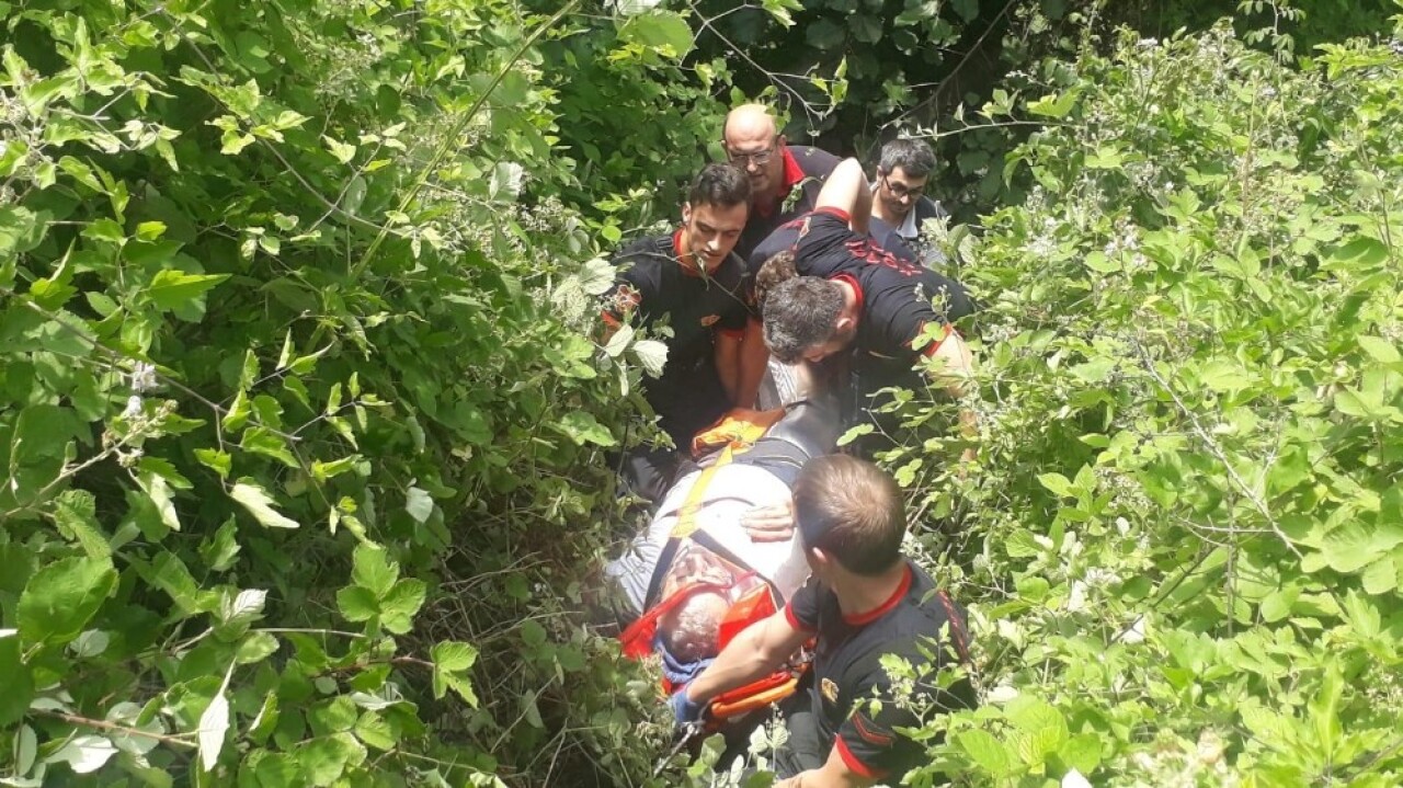 Ağaçtan düşen vatandaş uçurumdan 80 metre aşağı yuvarlandı