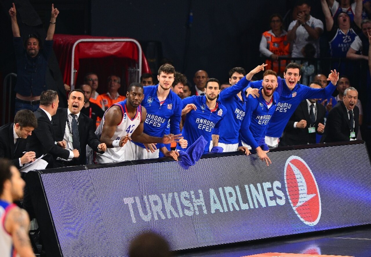 Anadolu Efes 10 yıl sonra şampiyonluğa ulaştı