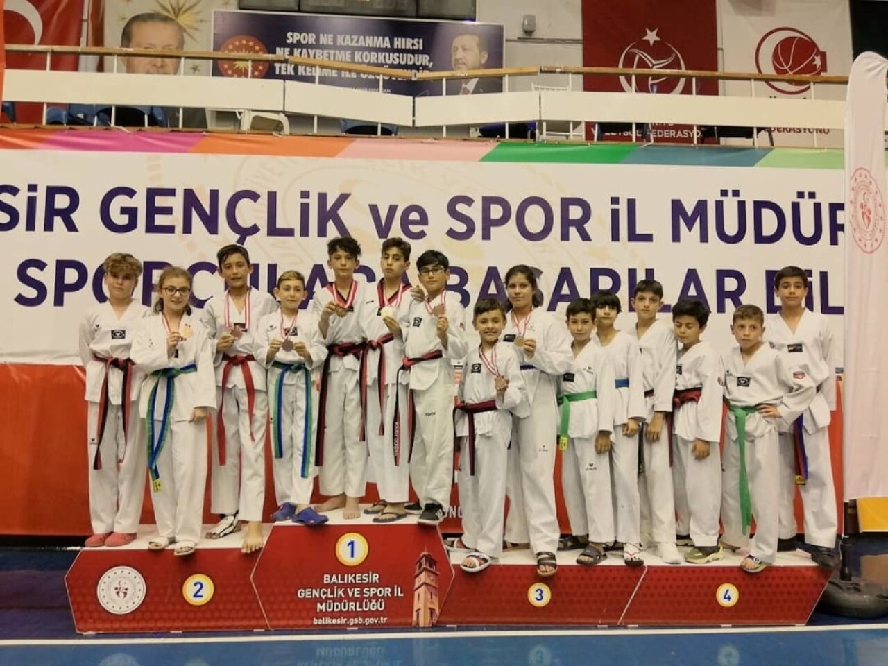 Ayvalıklı minik taekwondocular nefes kesti