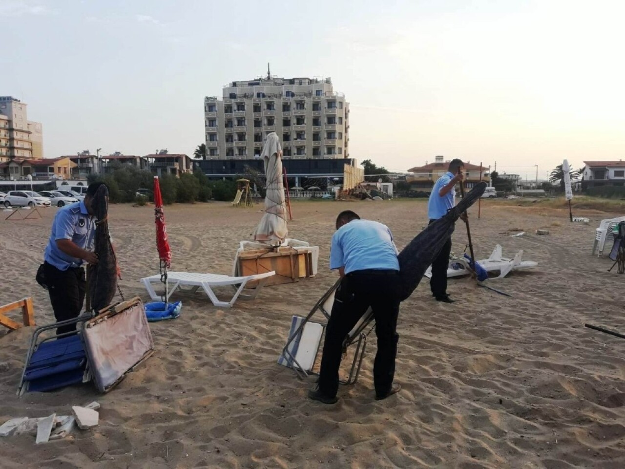 Ayvalık’ta askeri tatbikat sahasında kalan şemsiyeler kaldırılıyor