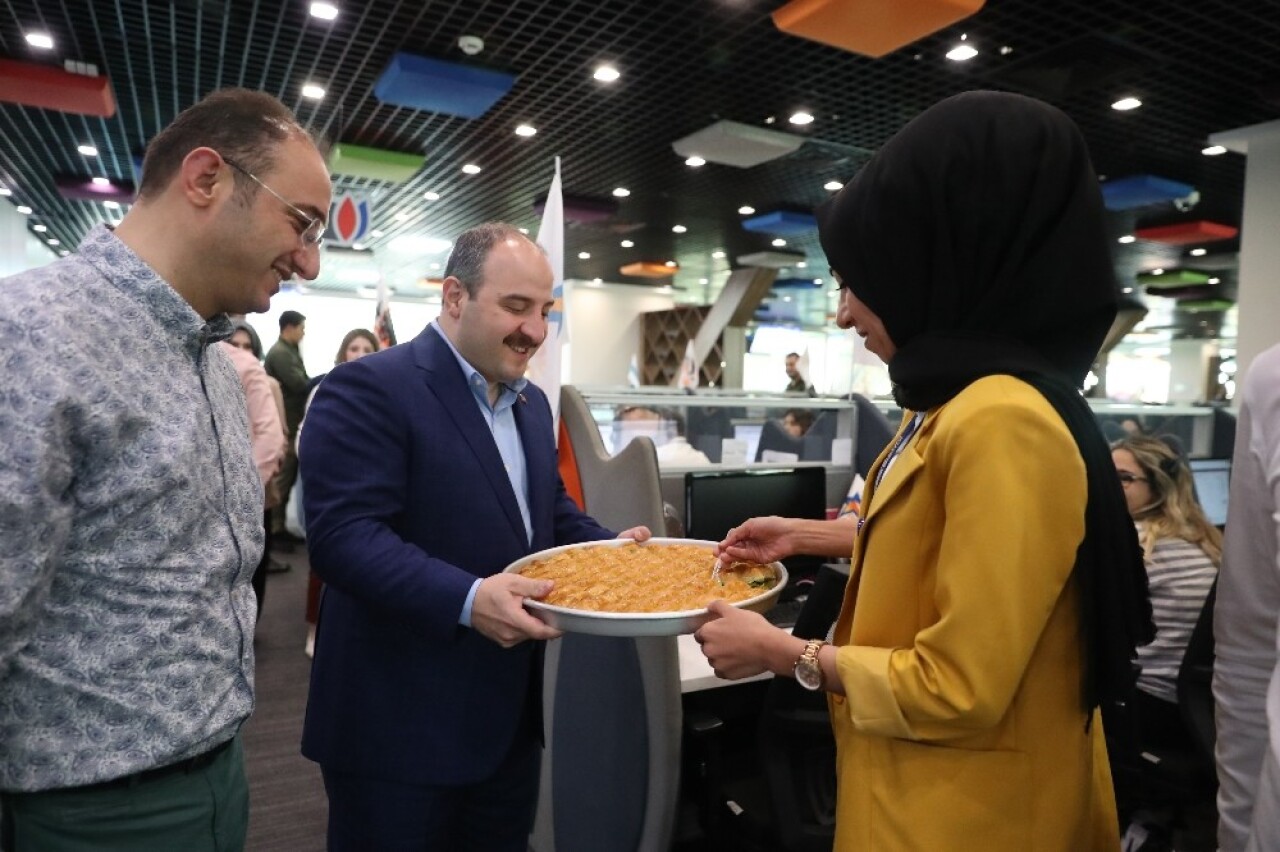 Bakan Varank, Beyaz Masa’da çağrılara yanıt verdi, vatandaşla bayramlaştı