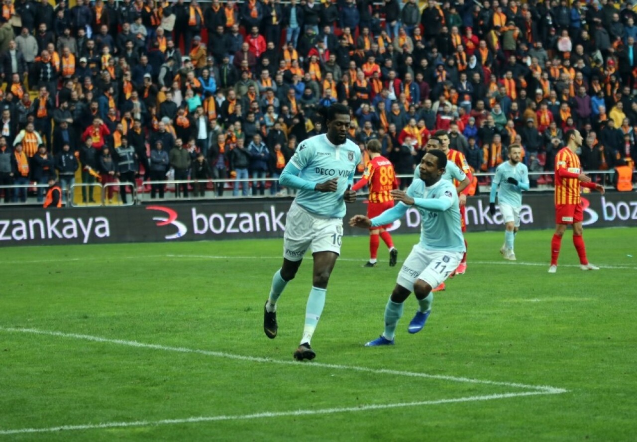 Başakşehir, Adebayor’a teşekkür etti