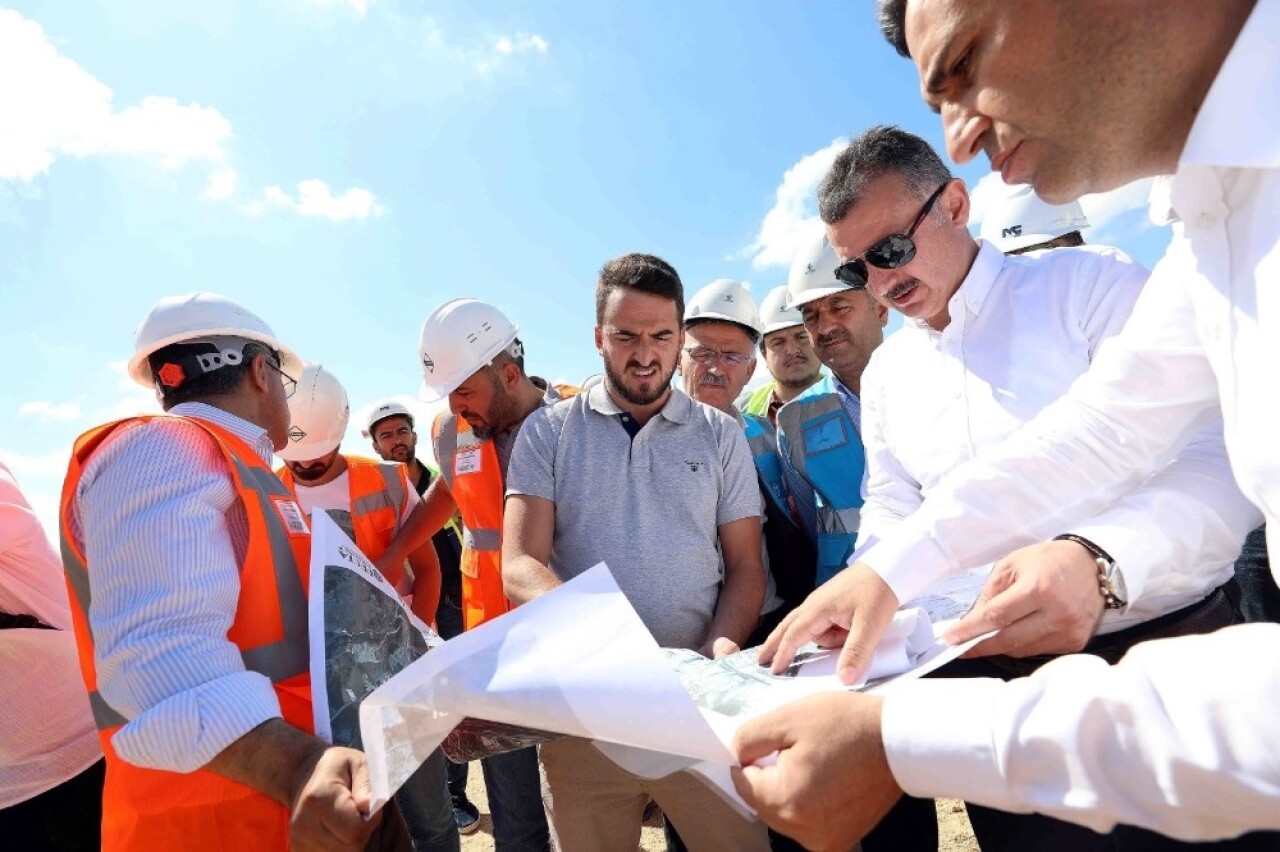 Başkan Büyükakın, "Metro inşaatı devam ediyor"