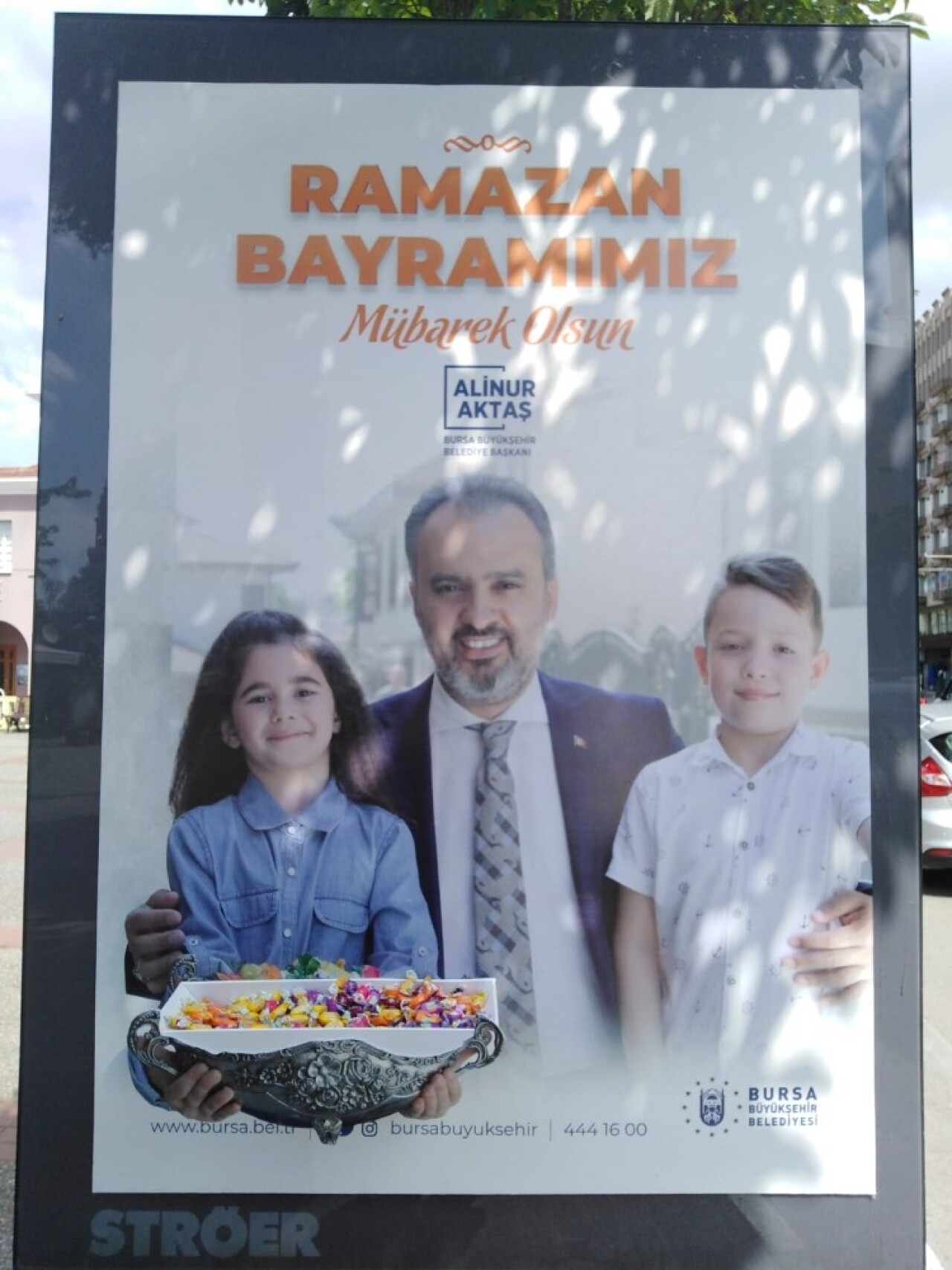 Bayram kutlamasında şeker ikramı