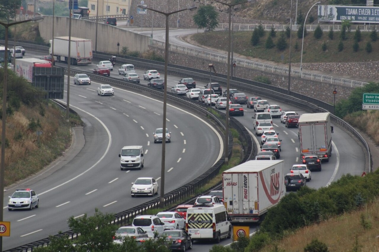 Bayram tatilcilerinin TEM’de oluşturduğu yoğunluk sürüyor