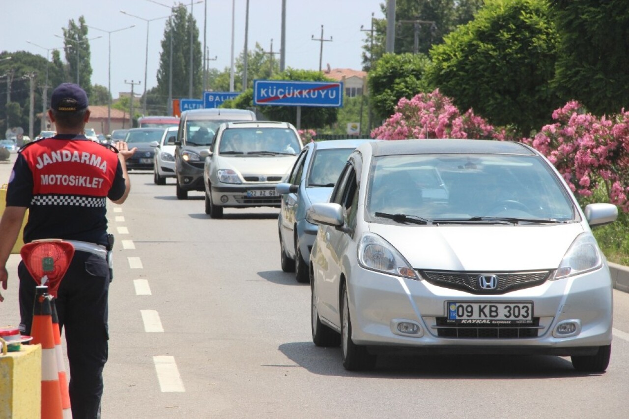 Bayram tatili sonrası Kuzey Ege’de trafik yoğunluğu arttı