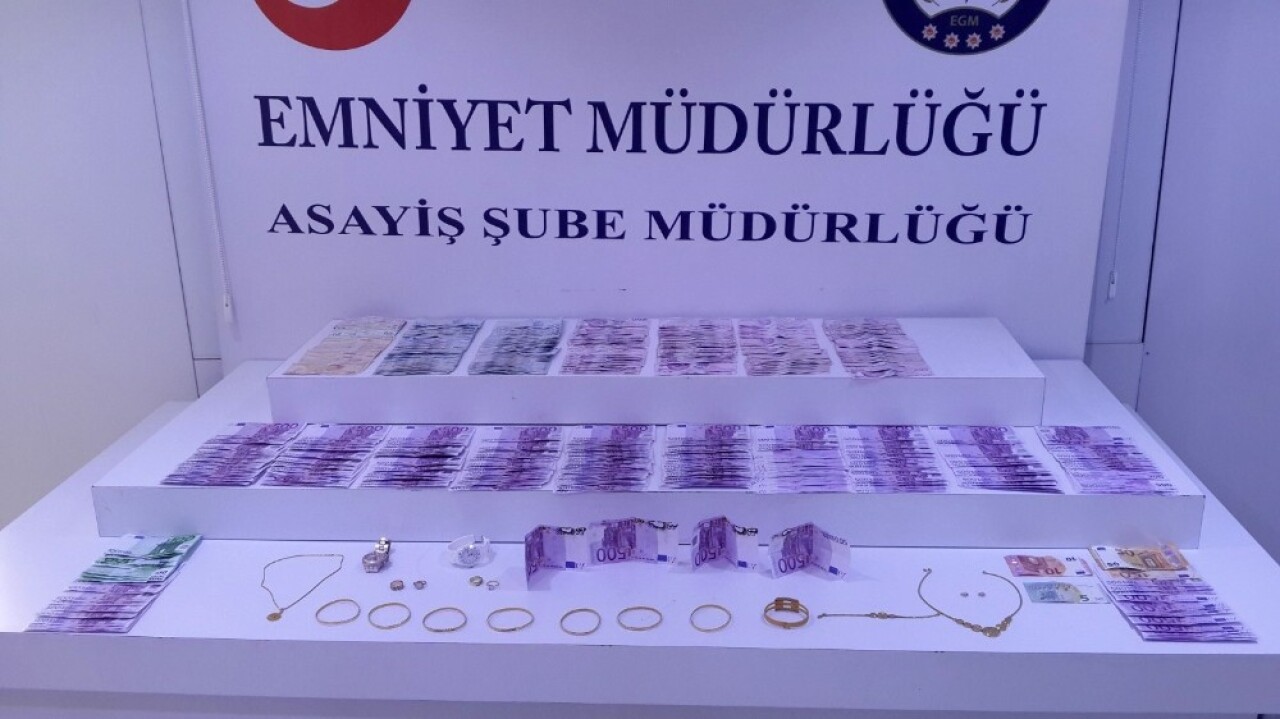 Beşiktaş’ta 1 milyon lira değerinde döviz çalan şüpheliler yakalandı