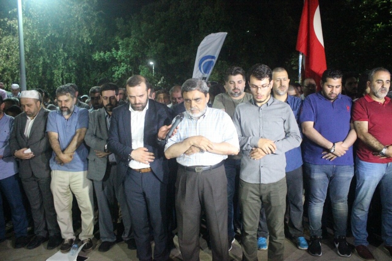 Beşiktaş’taki Mısır konsolosluğu önünde Mursi için gıyabi cenaze namazı