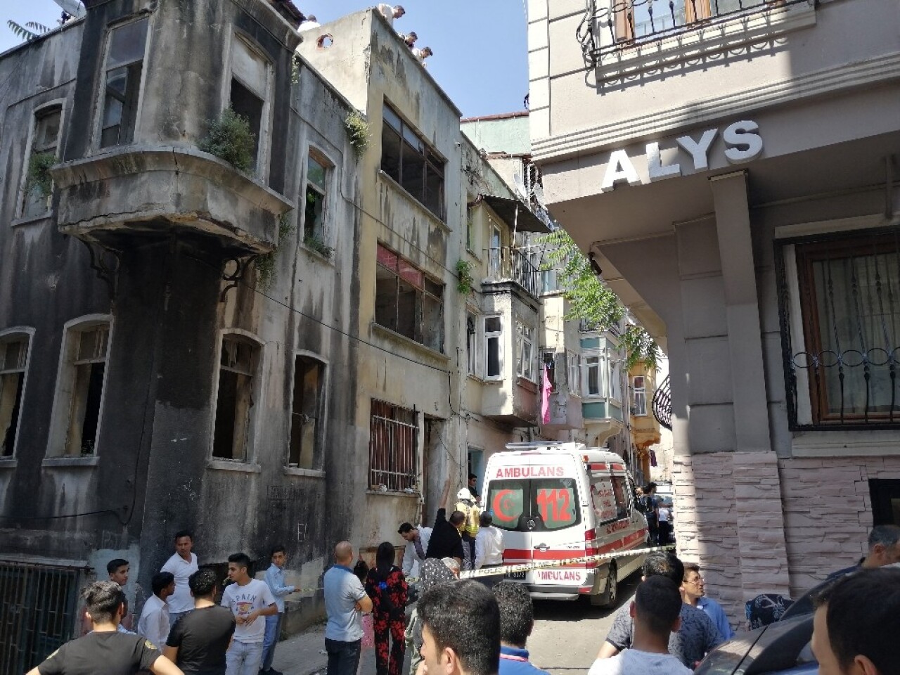 Beyoğlu’nda bir kadın 3 katlı binadan atlayarak intihar etti