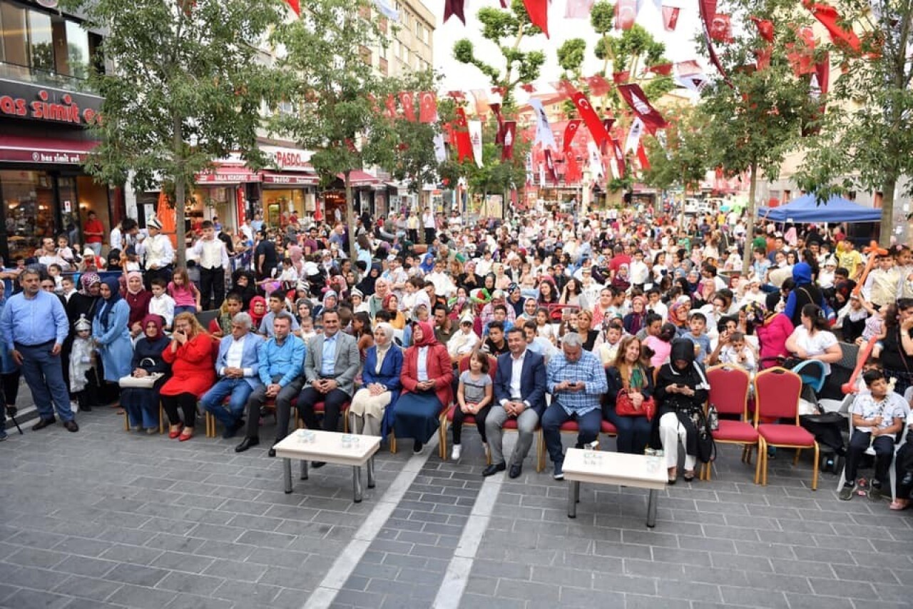 Beyoğlu’nda çocuklar toplu sünnet şöleninde doyasıya eğlendi