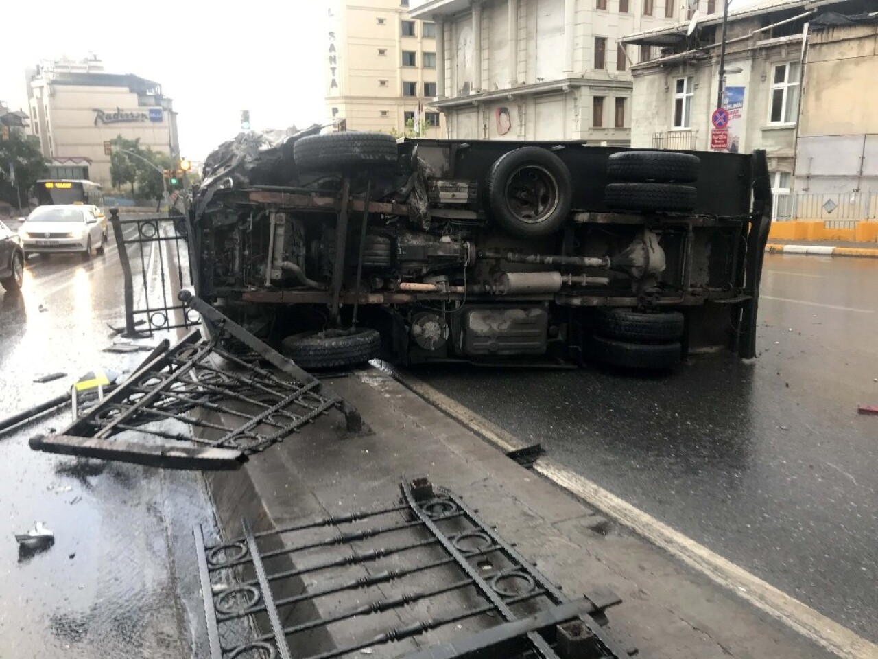 Beyoğlu’nda kamyonet devrildi