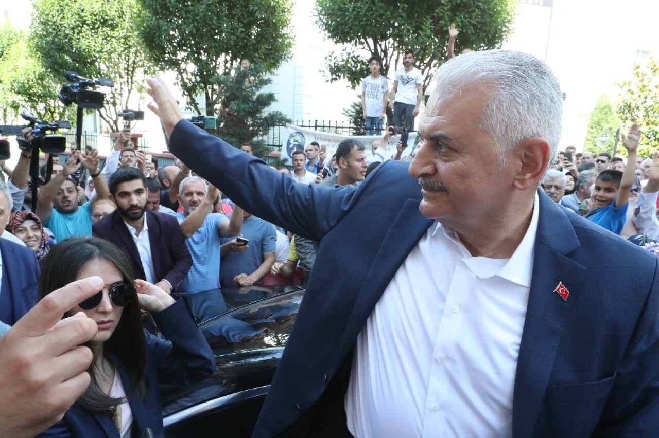 Binali Yıldırım, cemevini ziyaret etti