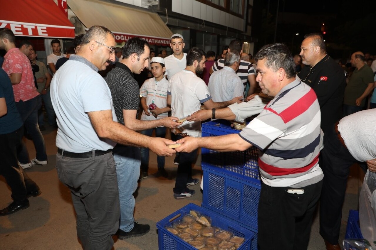 Bursa’da Kadir Gecesi camiler doldu taştı