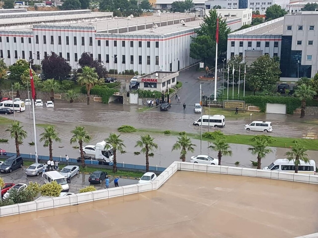 Bursa’da sağanak yağmur caddeleri göle çevirdi