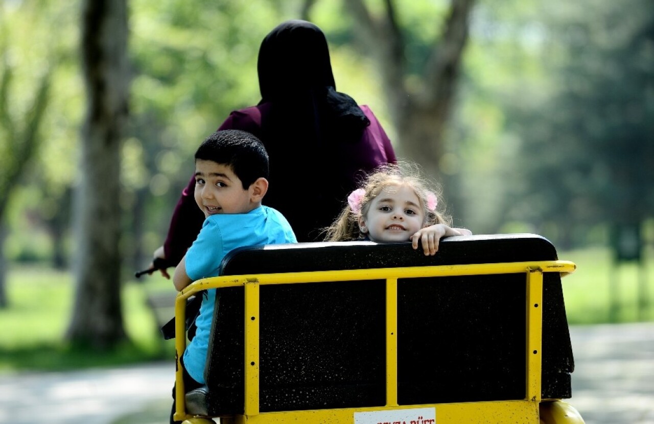 Bursa’da sıcaktan bunalanlar parklara akın etti