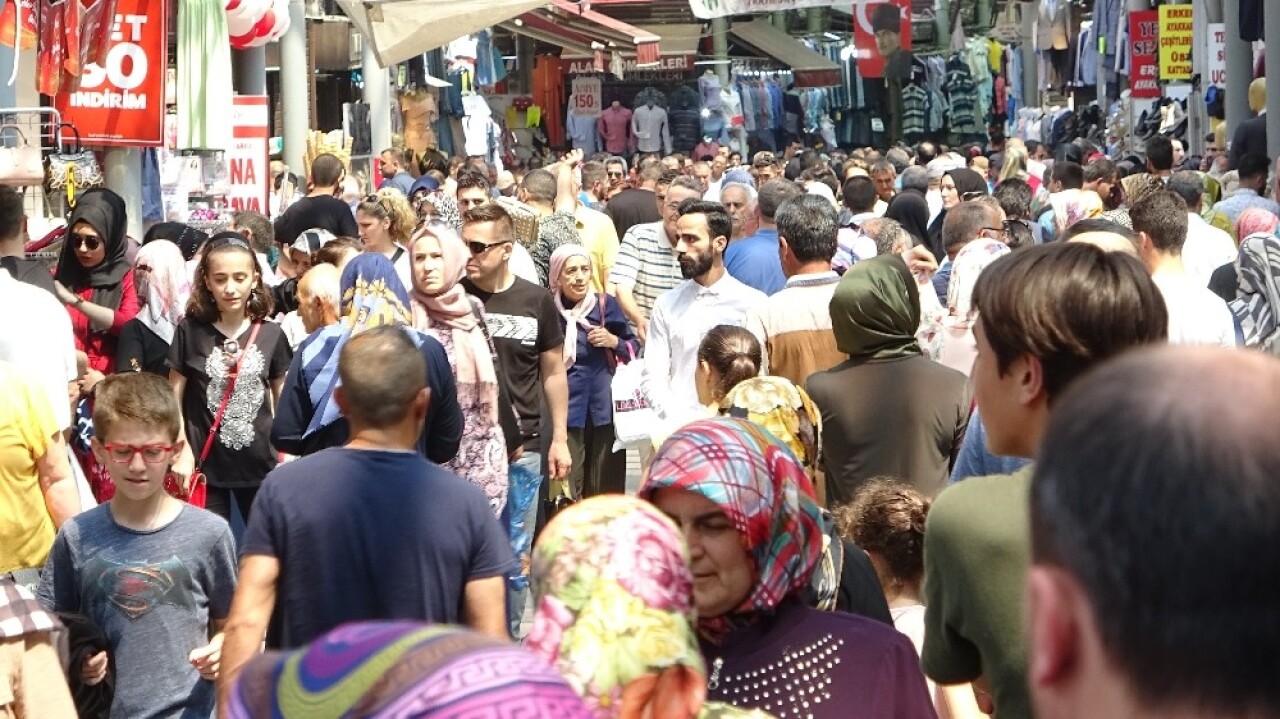 Bursa’da tarihi çarşıda bayram yoğunluğu