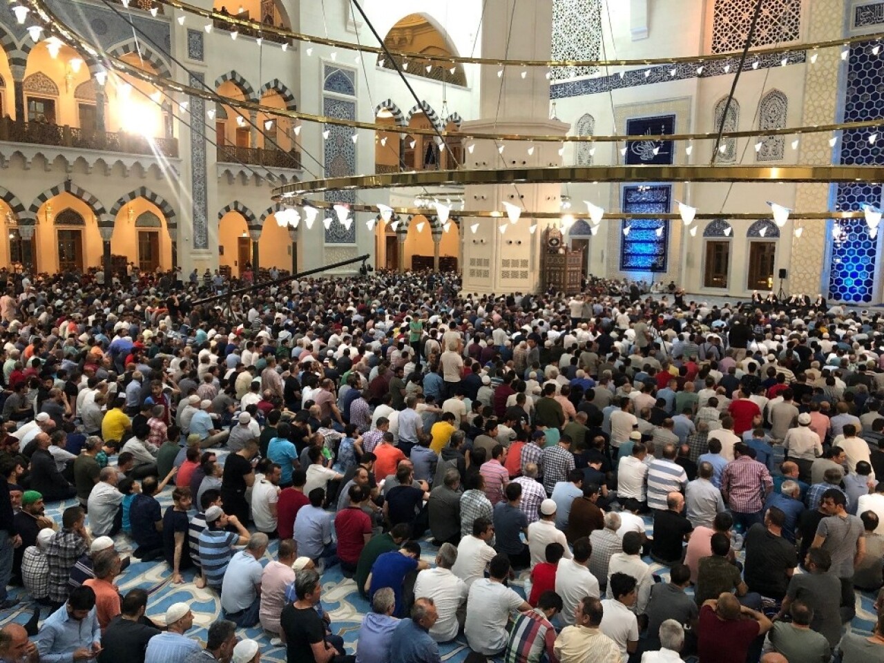 Büyük Çamlıca Camii Kadir Gecesi’nde doldu taştı