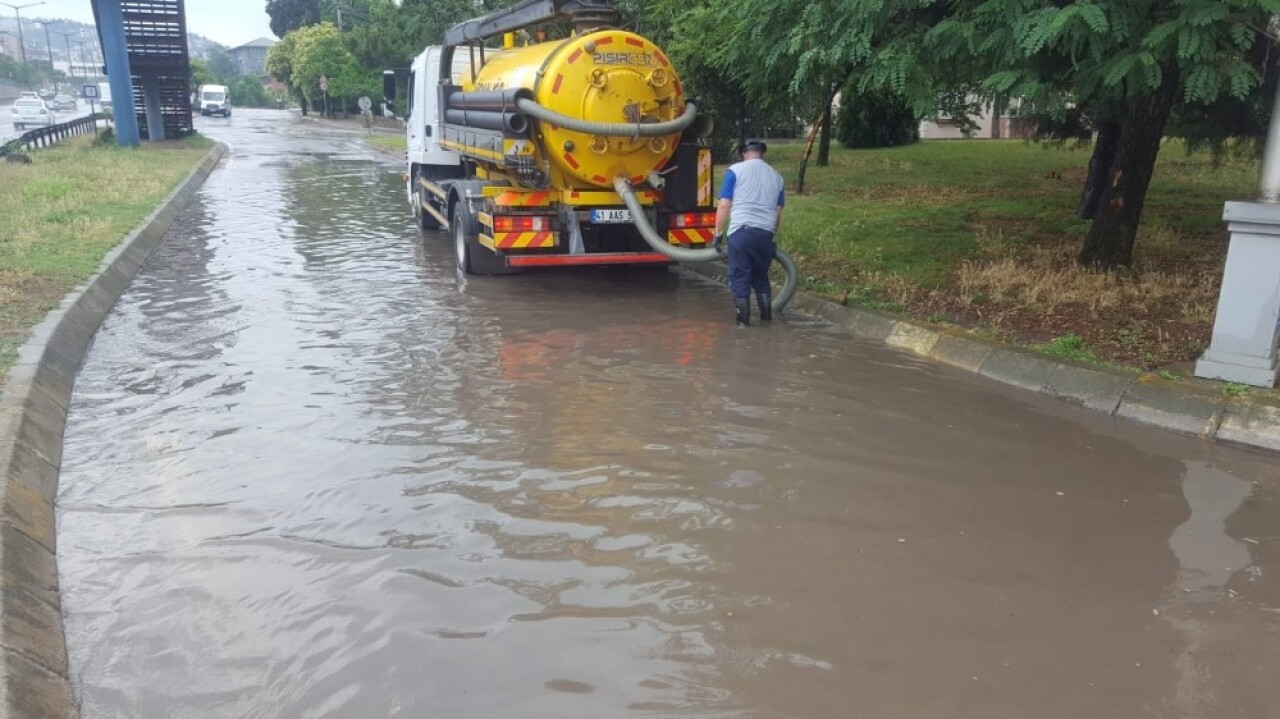 Büyükşehir ekiplerinden su baskınlarına anında müdahale