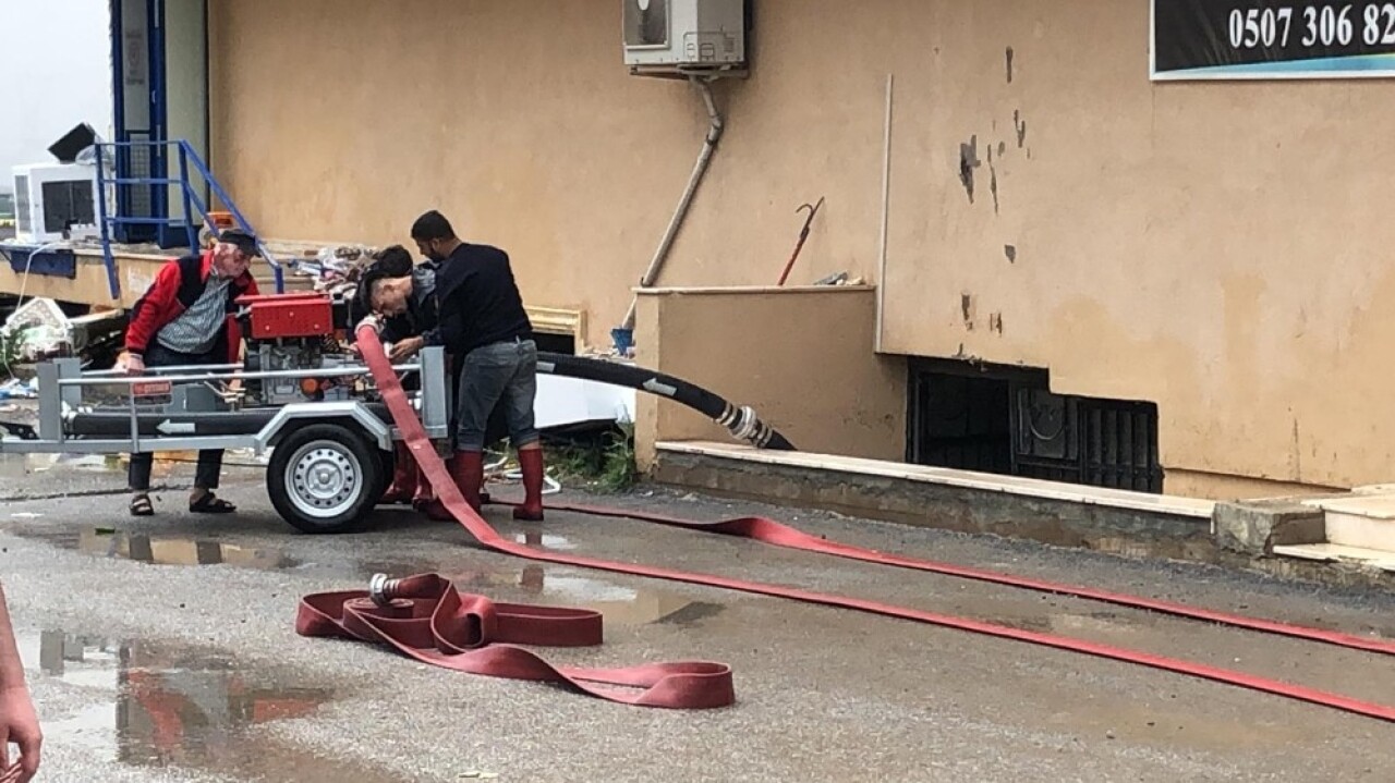 Darıca’da yoğun yağmur sel ve baskınlara neden oldu