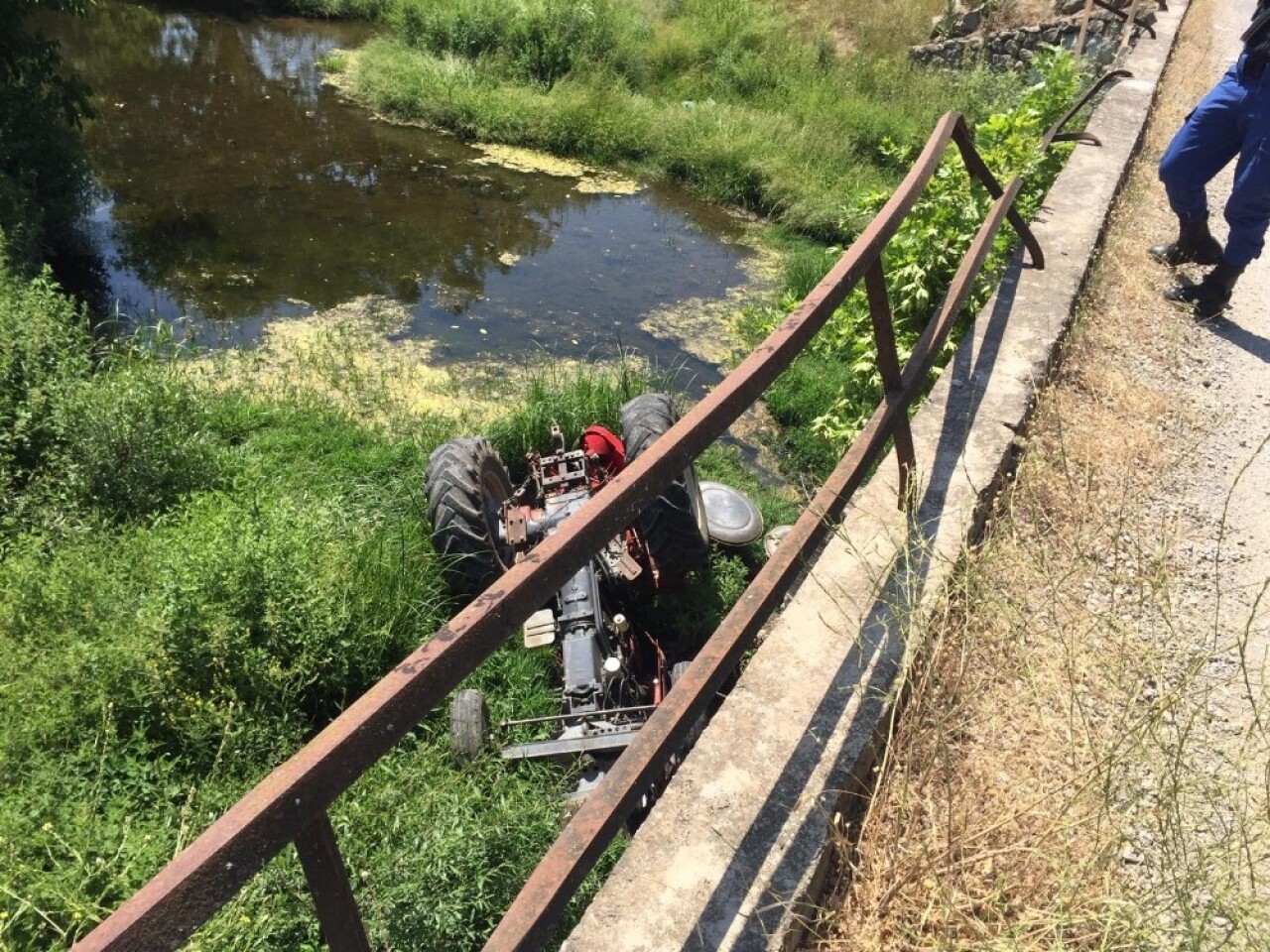 Dursunbey’de traktör köprüden uçtu: 1 ölü