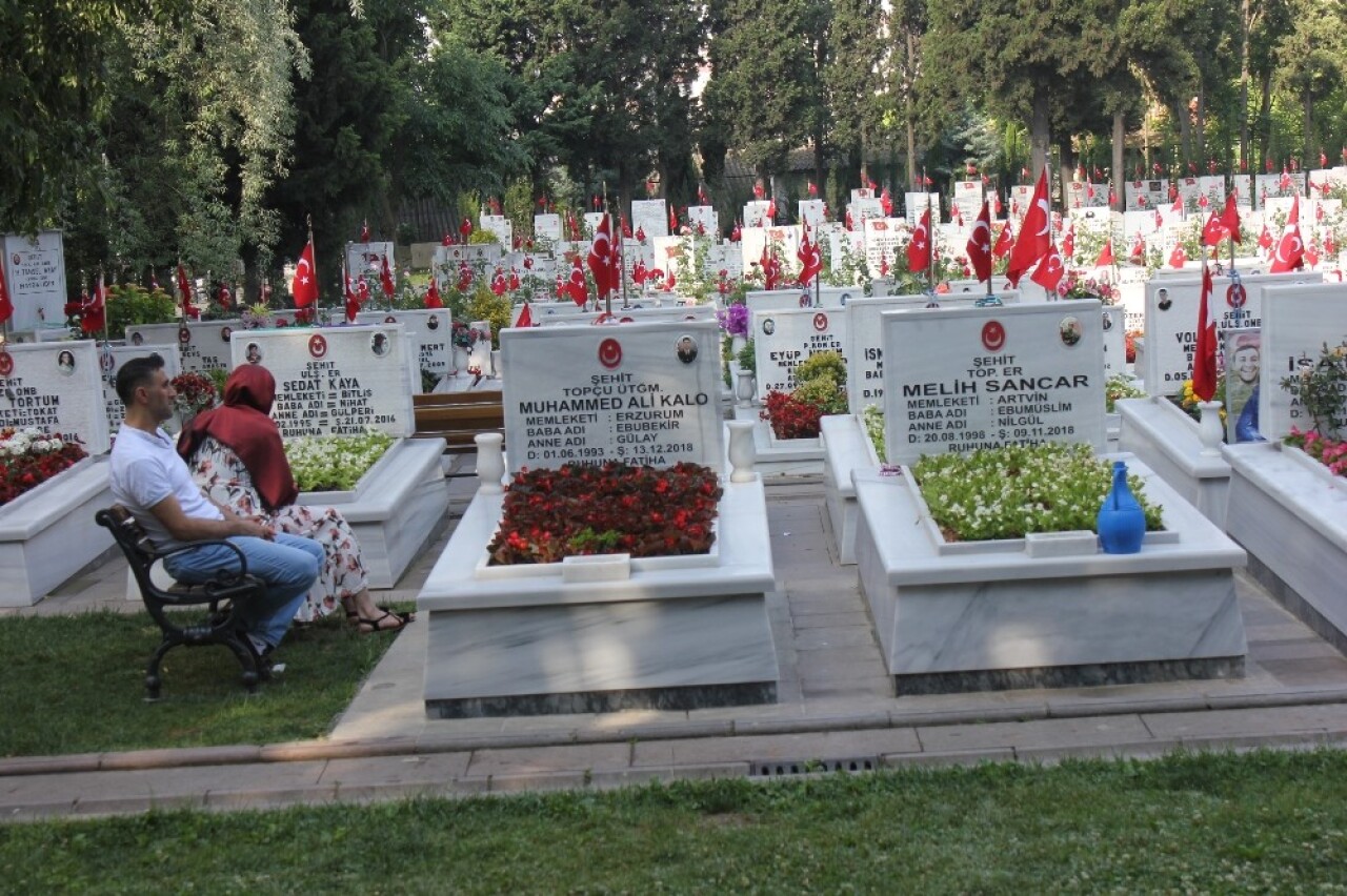 Edirnekapı Şehitliği’nde buruk bayram