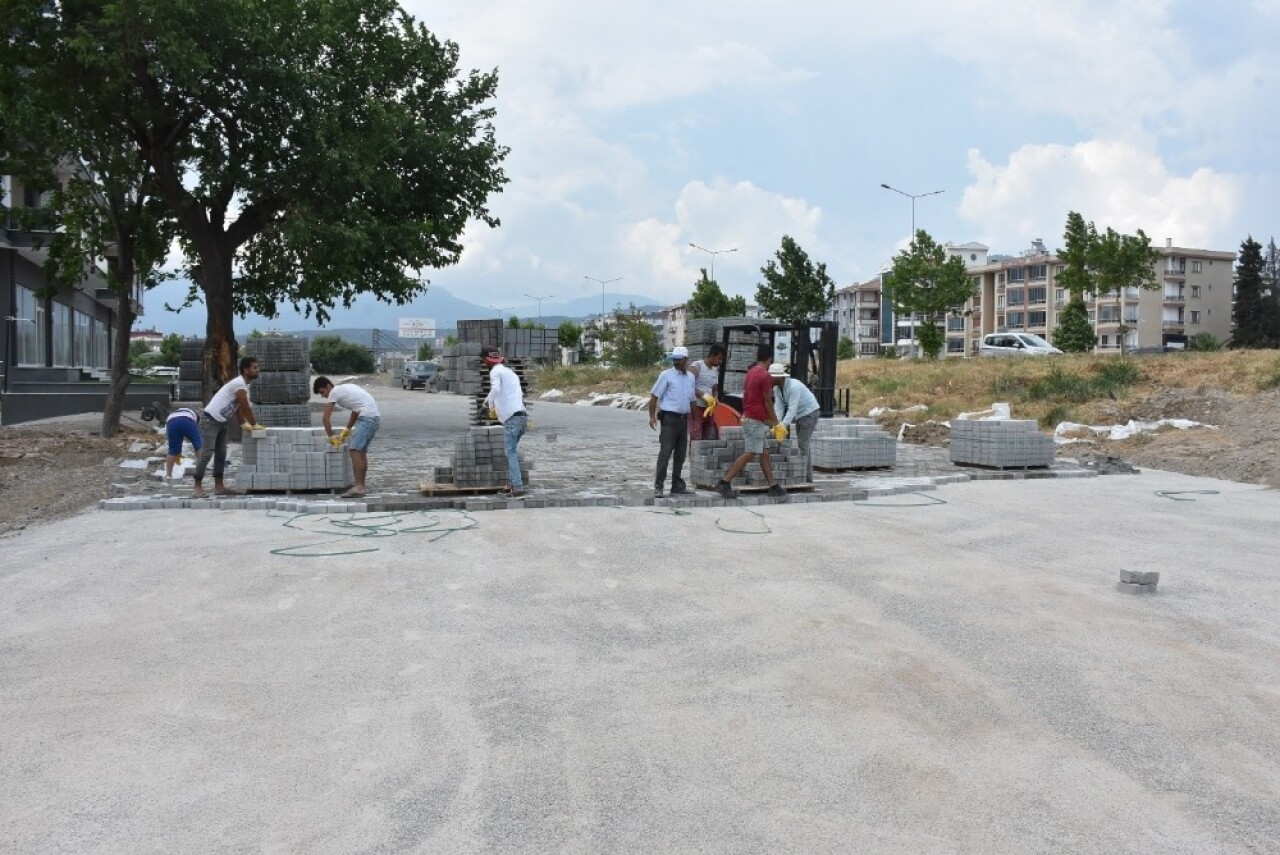 Edremit Belediyesi parke taşı döşeme çalışmalarını sürdürüyor