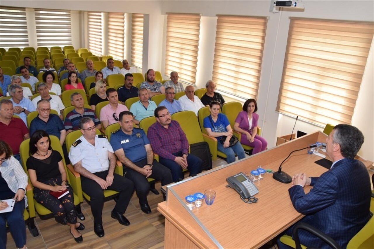 Edremit’te muhtarlarla değerlendirme toplantısı yapıldı