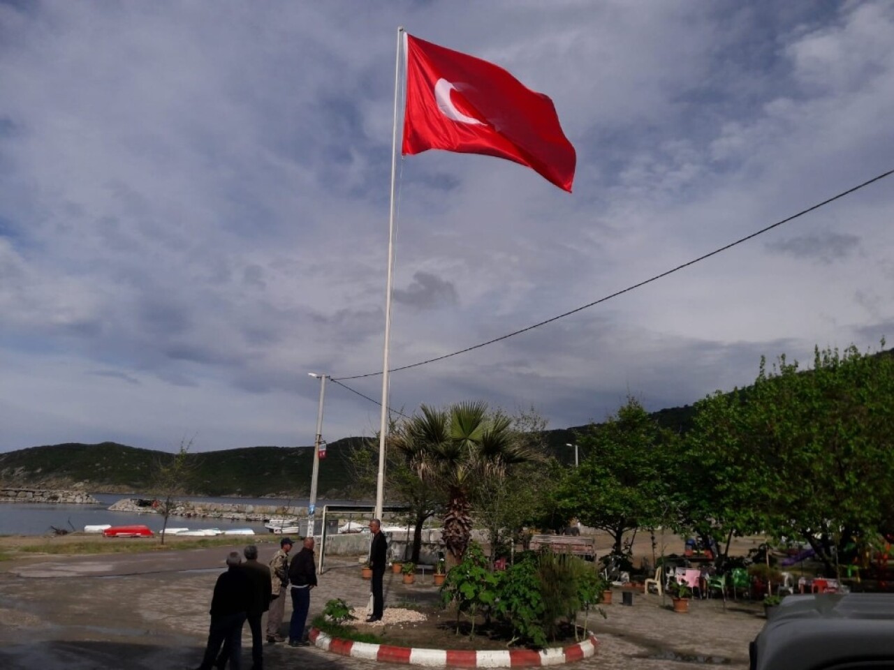 Erdek’in Turan Mahallesi meydanına Türk bayrağı dikildi