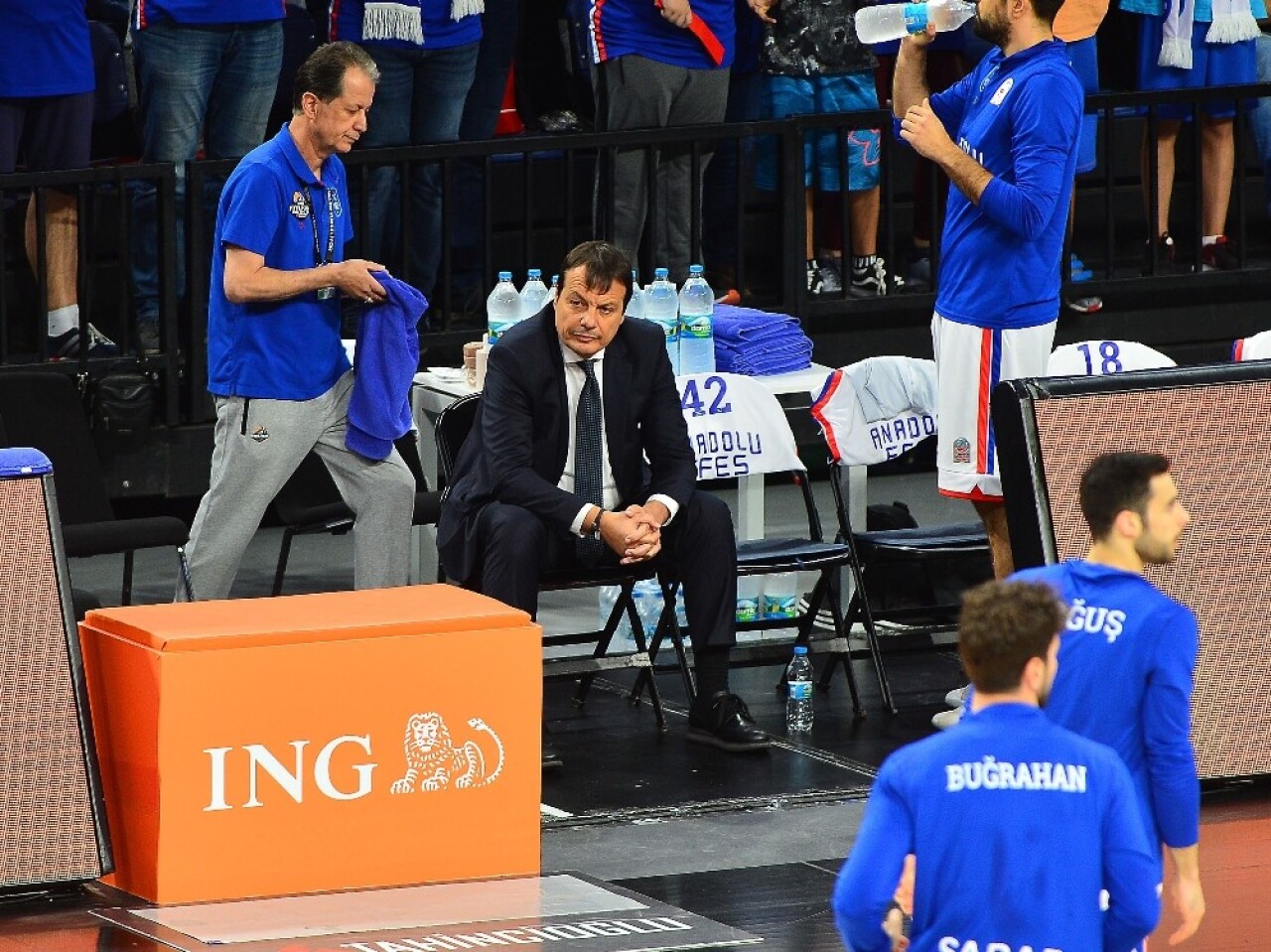 Ergin Ataman maç boyunca yerinden kalkmadı