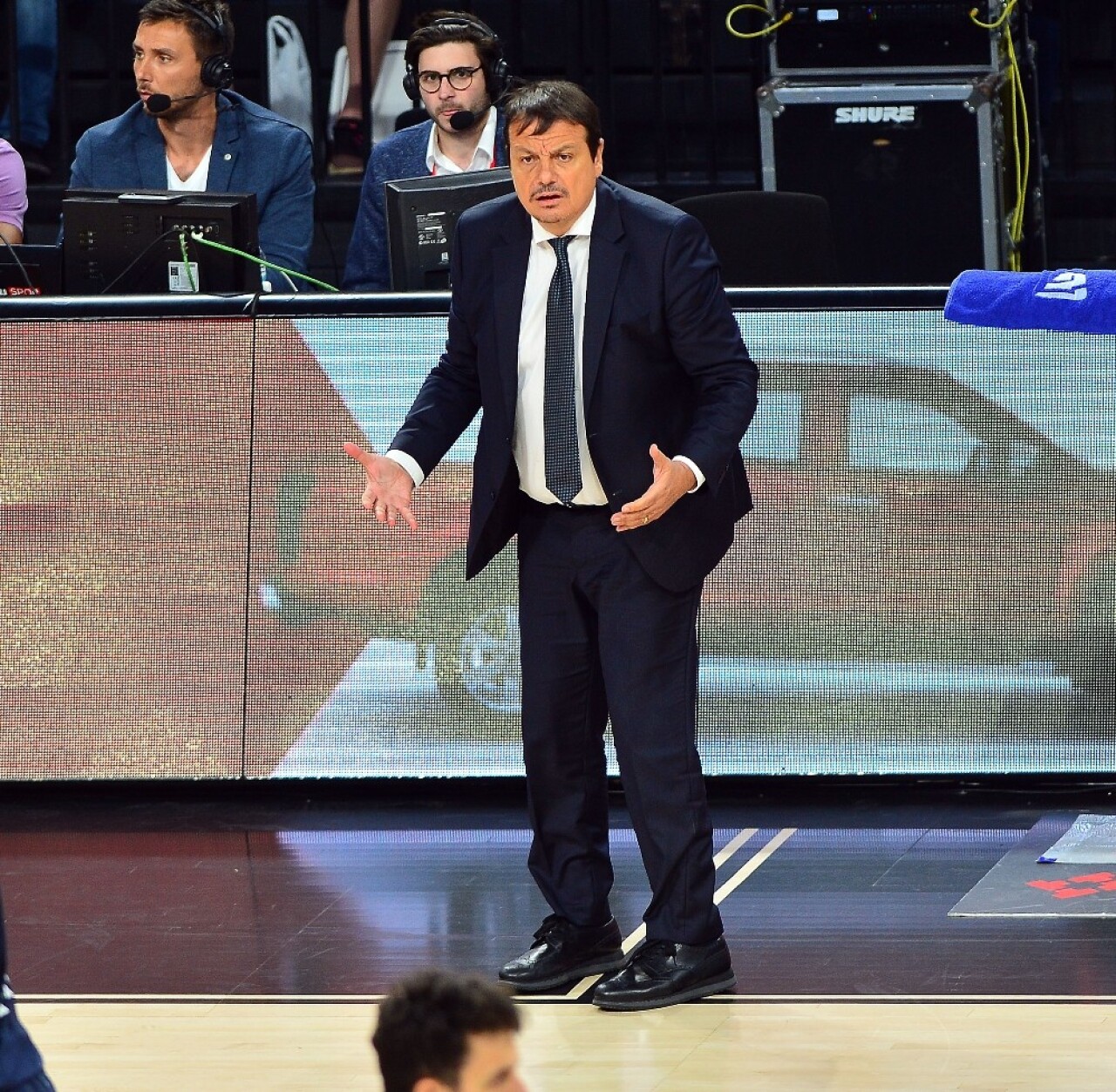 Ergin Ataman parkeye çıktı, maç başlamadan ilk anons geldi