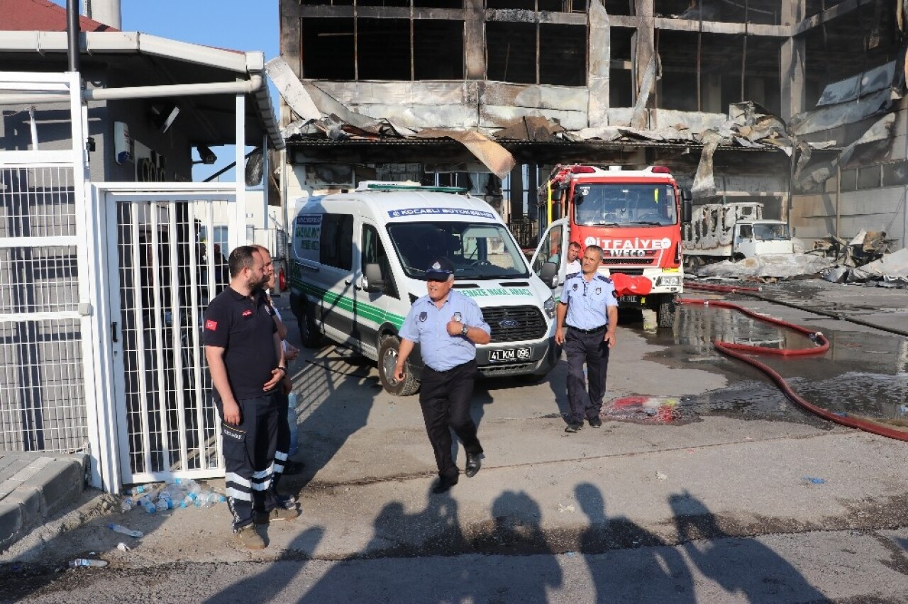 Fabrika yangınında ölen işçilerin cenazeleri Adli Tıp’a gönderildi