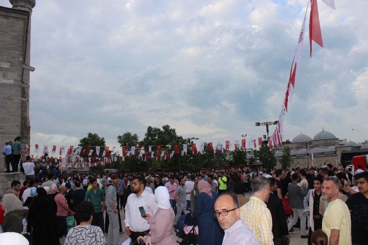 Fatih Camii’nde bayram namazı sonrası sıcak çorba ikramı