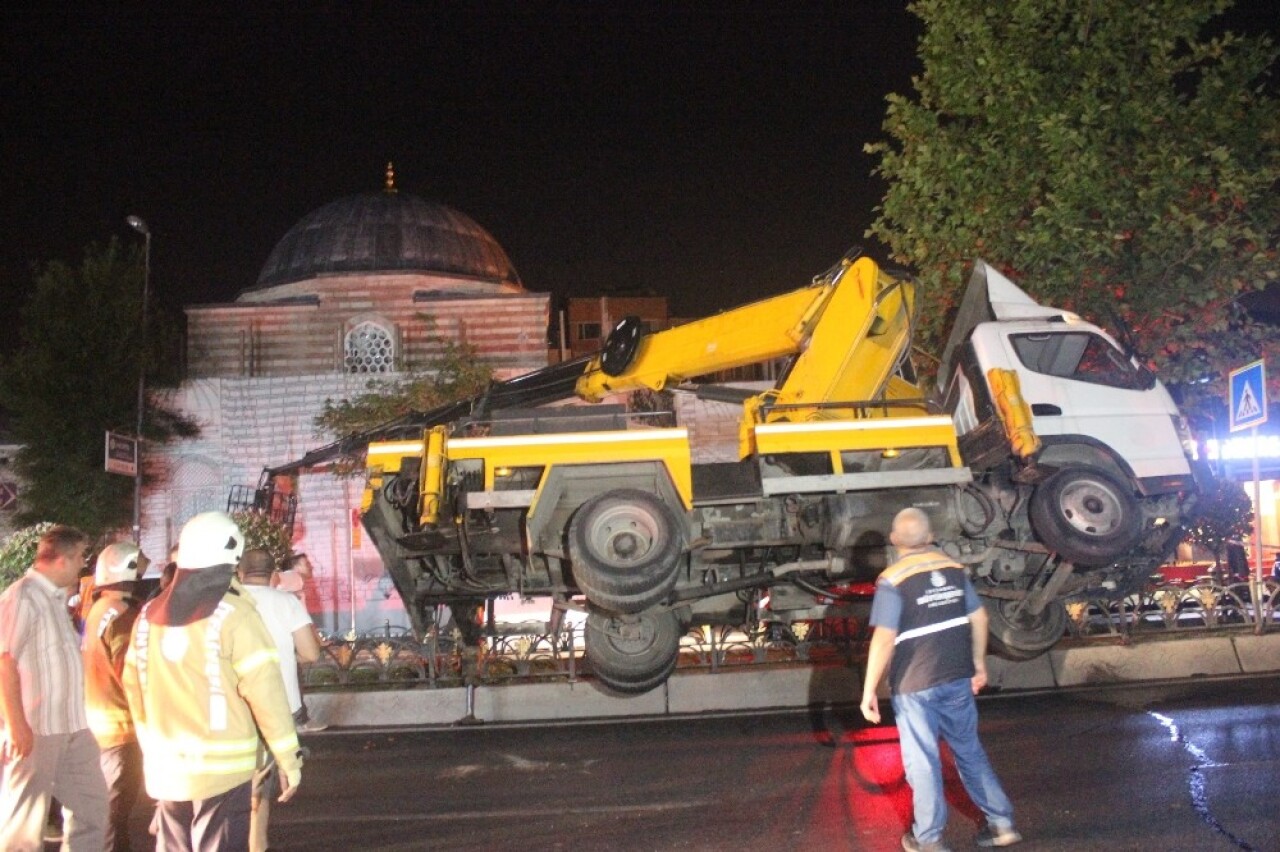 Fatih’te bayrak asan vinç askıda kaldı