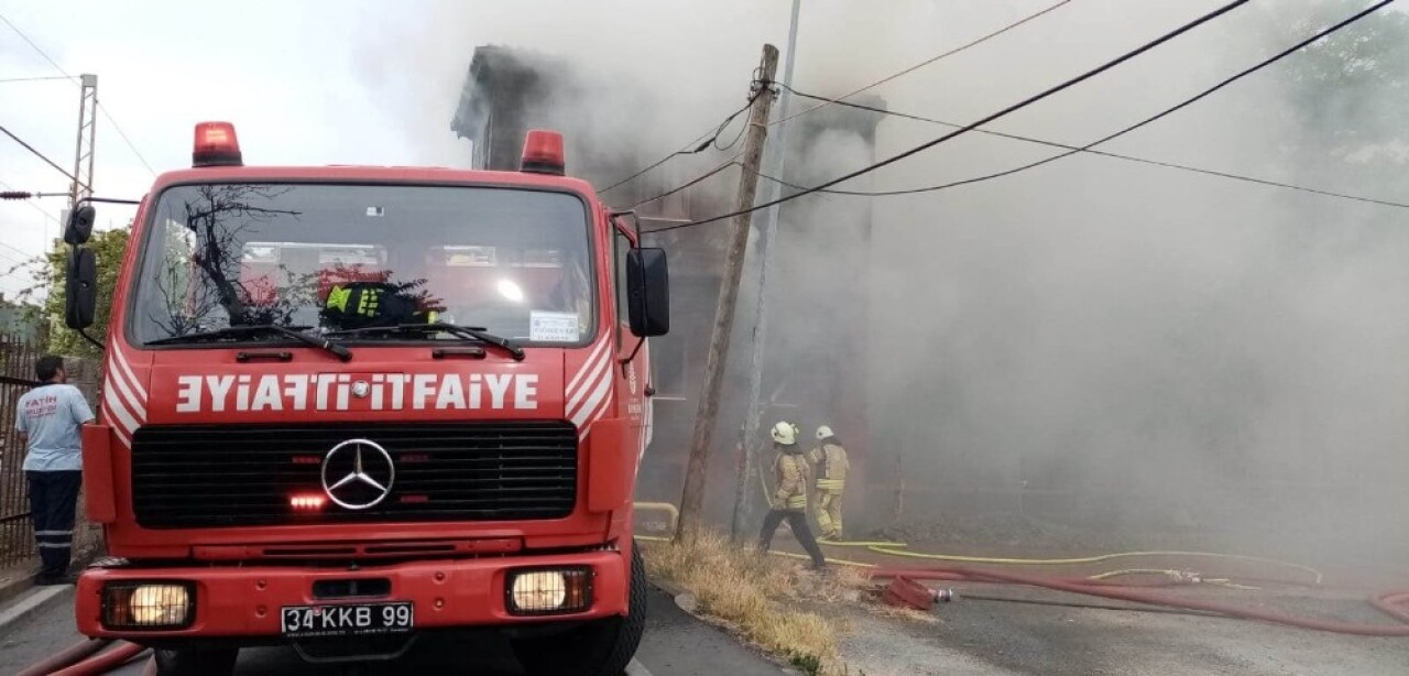 Fatih’te tadilatta olan iki katlı evde yangın çıktı