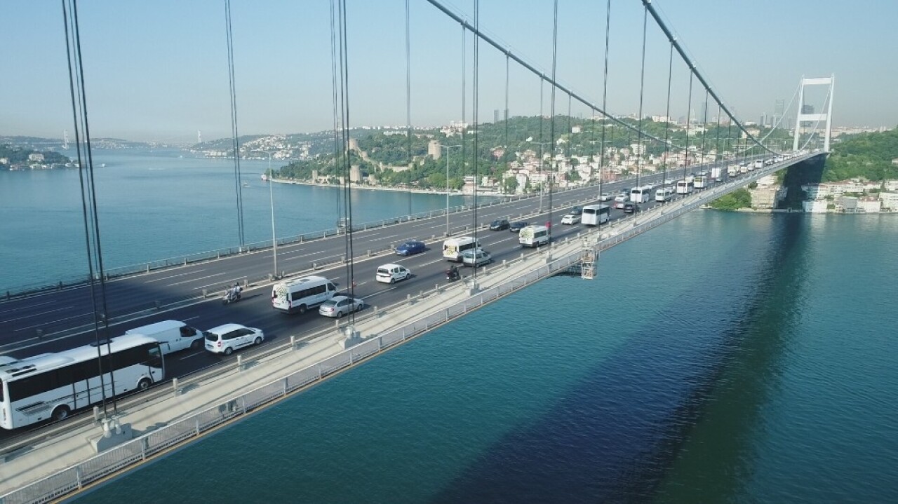 FSM Köprüsü’nde sabah saatlerinde oluşan trafik yoğunluğu havadan görüntülendi