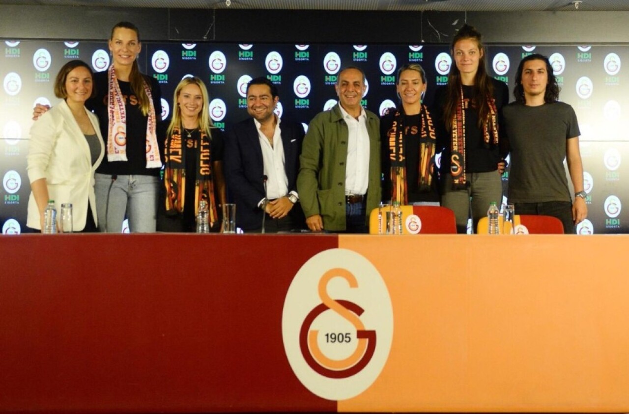 Galatasaray Kadın Voleybol Takımı’ndan 4 imza