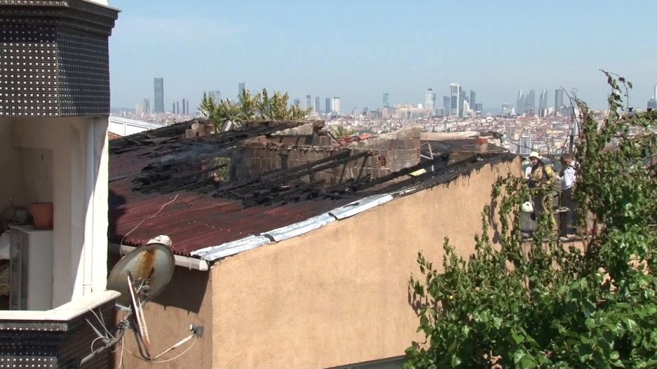 Gaziosmanpaşa’da 2 katlı binanın çatı katı alev alev yandı