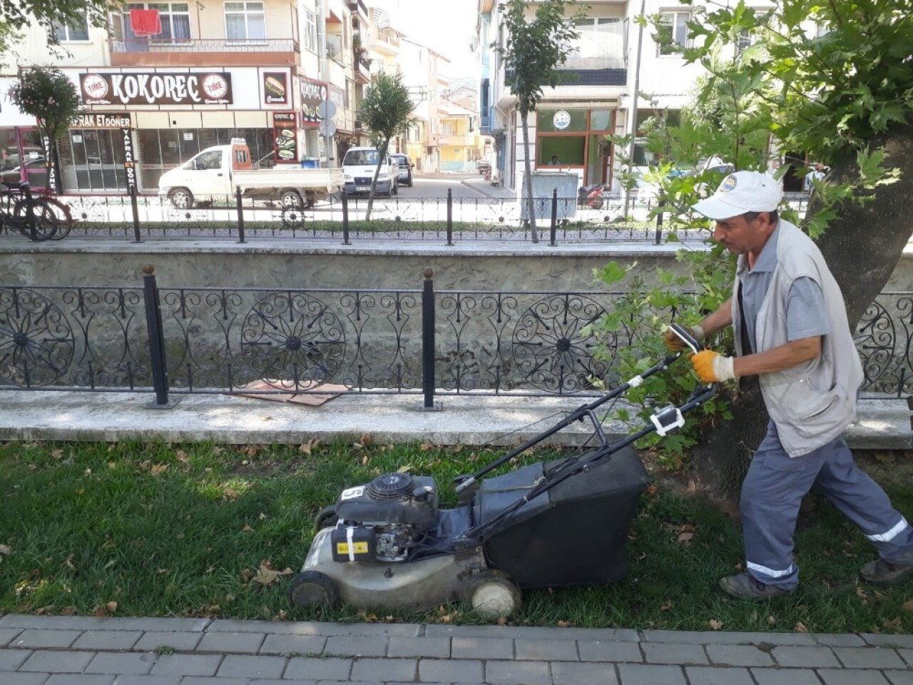 Gemlik’te peyzaj çalışmaları ve haşereyle mücadele