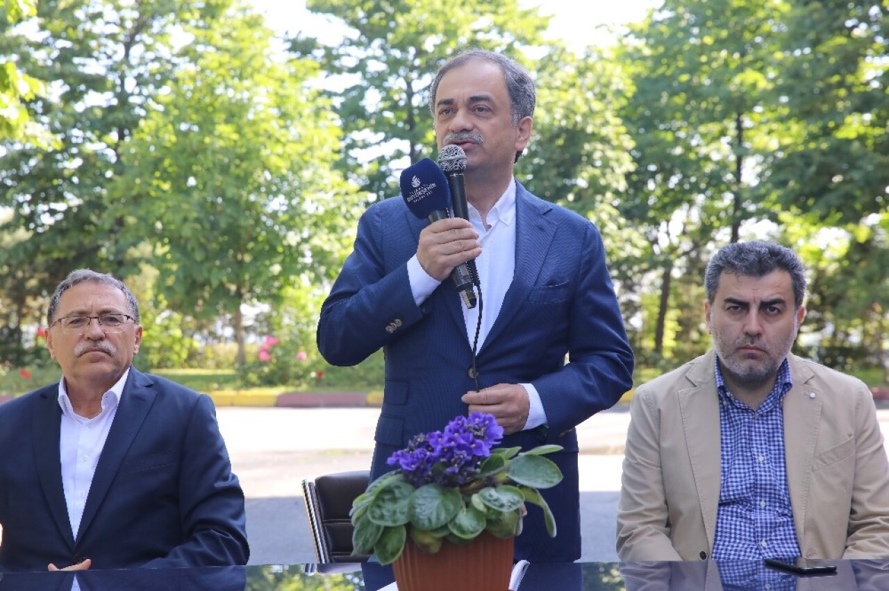 Hayri Baraçlı, mesai başındaki çalışanları ziyaret ederek bayramlarını kutladı