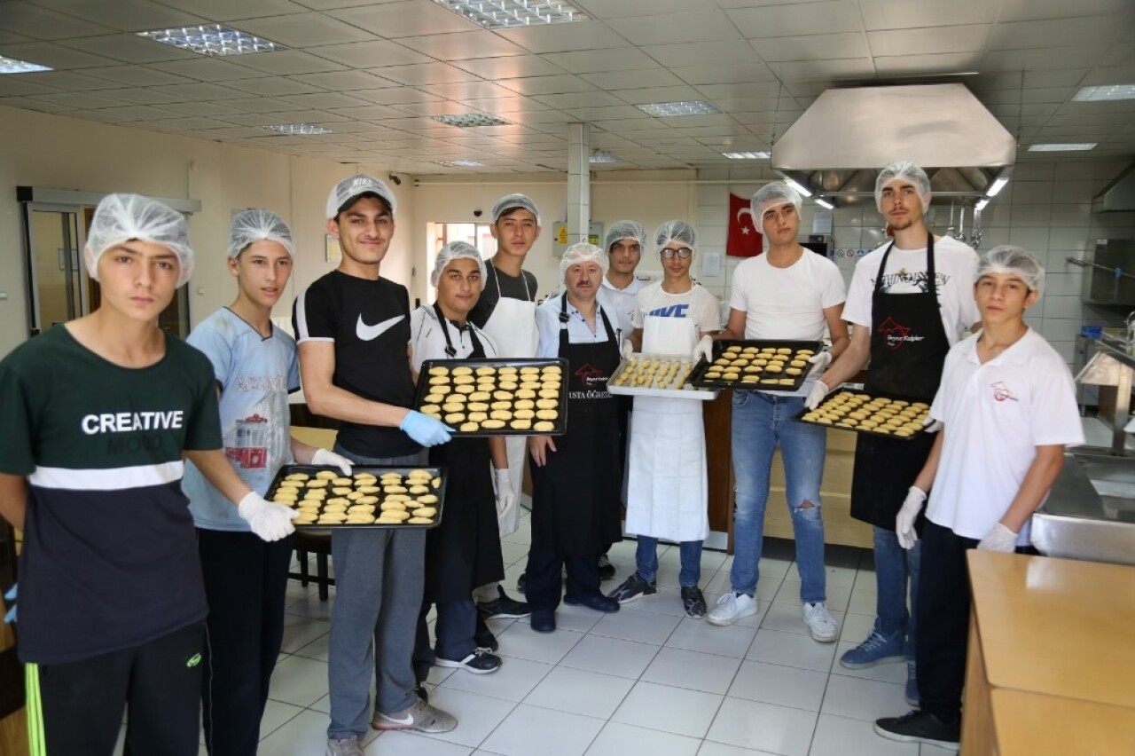 İftar yemekleri beyaz kalpler öğrencilerinden