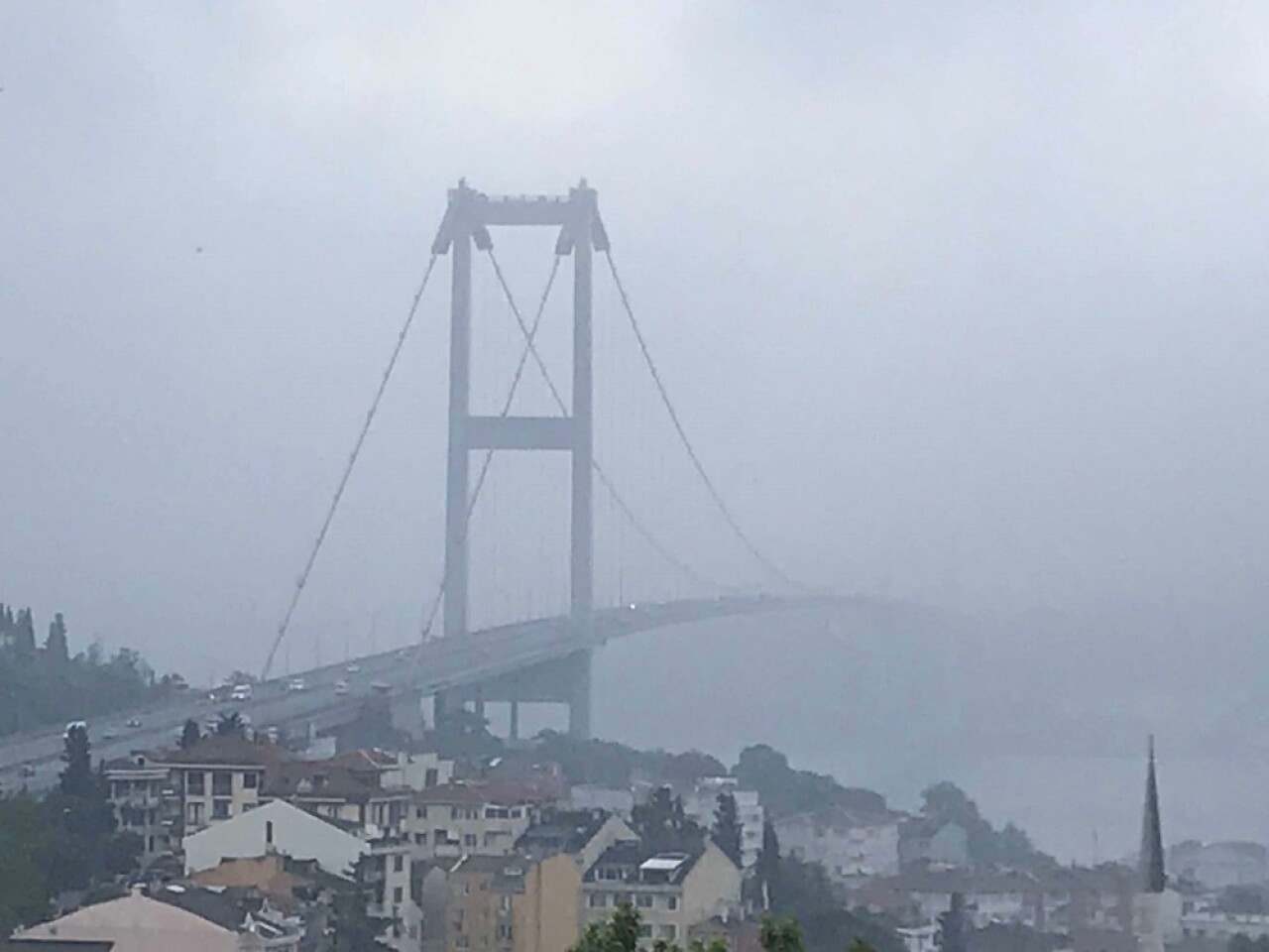 İstanbul Boğazı’ndaki köprüler sis nedeniyle adeta kayboldu